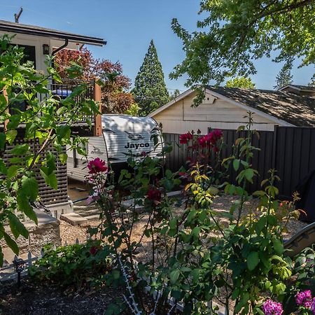 Chic Rv Retreat, Stunning Yard In Roseburg Hotel Exterior photo