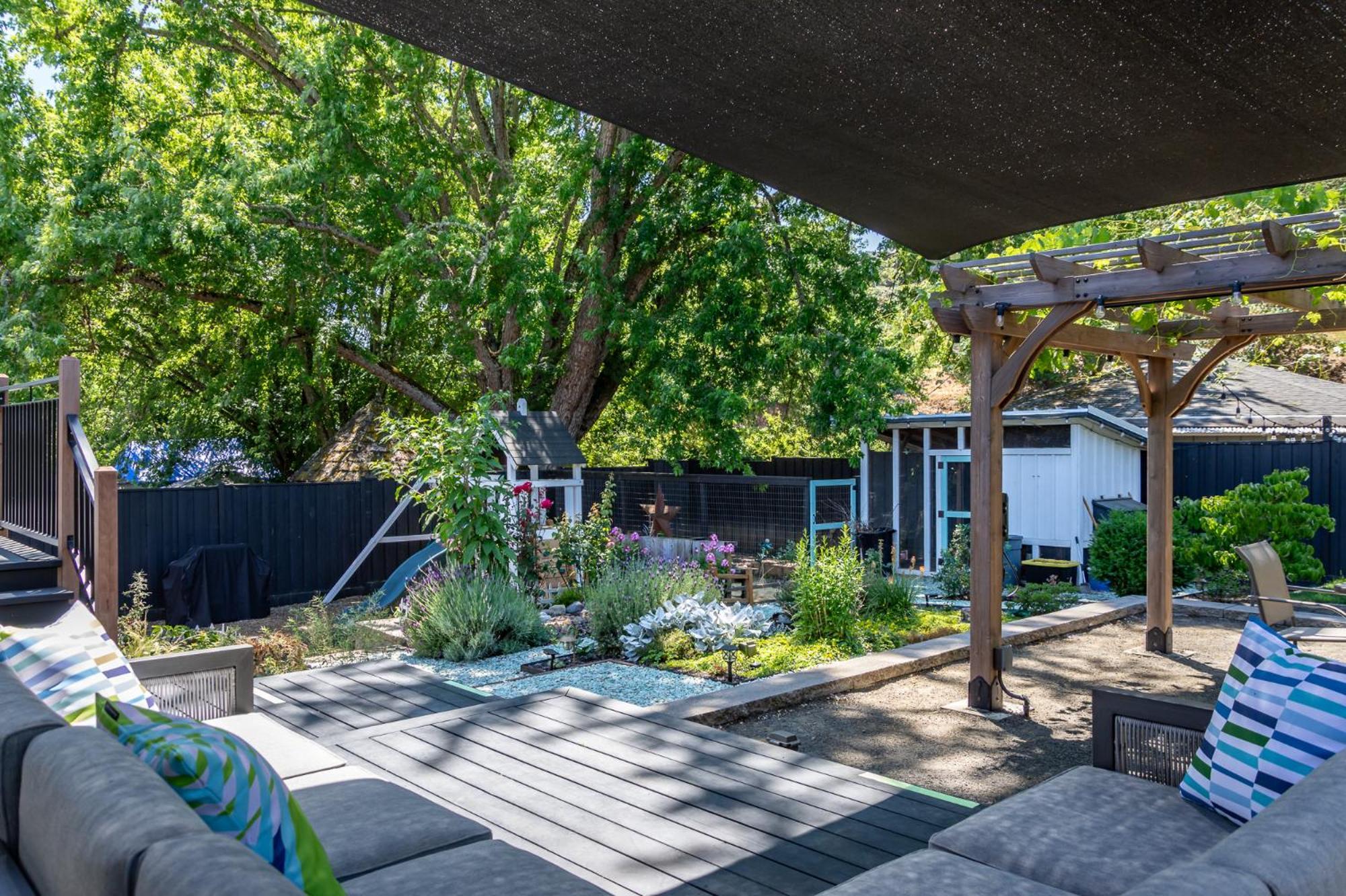 Chic Rv Retreat, Stunning Yard In Roseburg Hotel Exterior photo