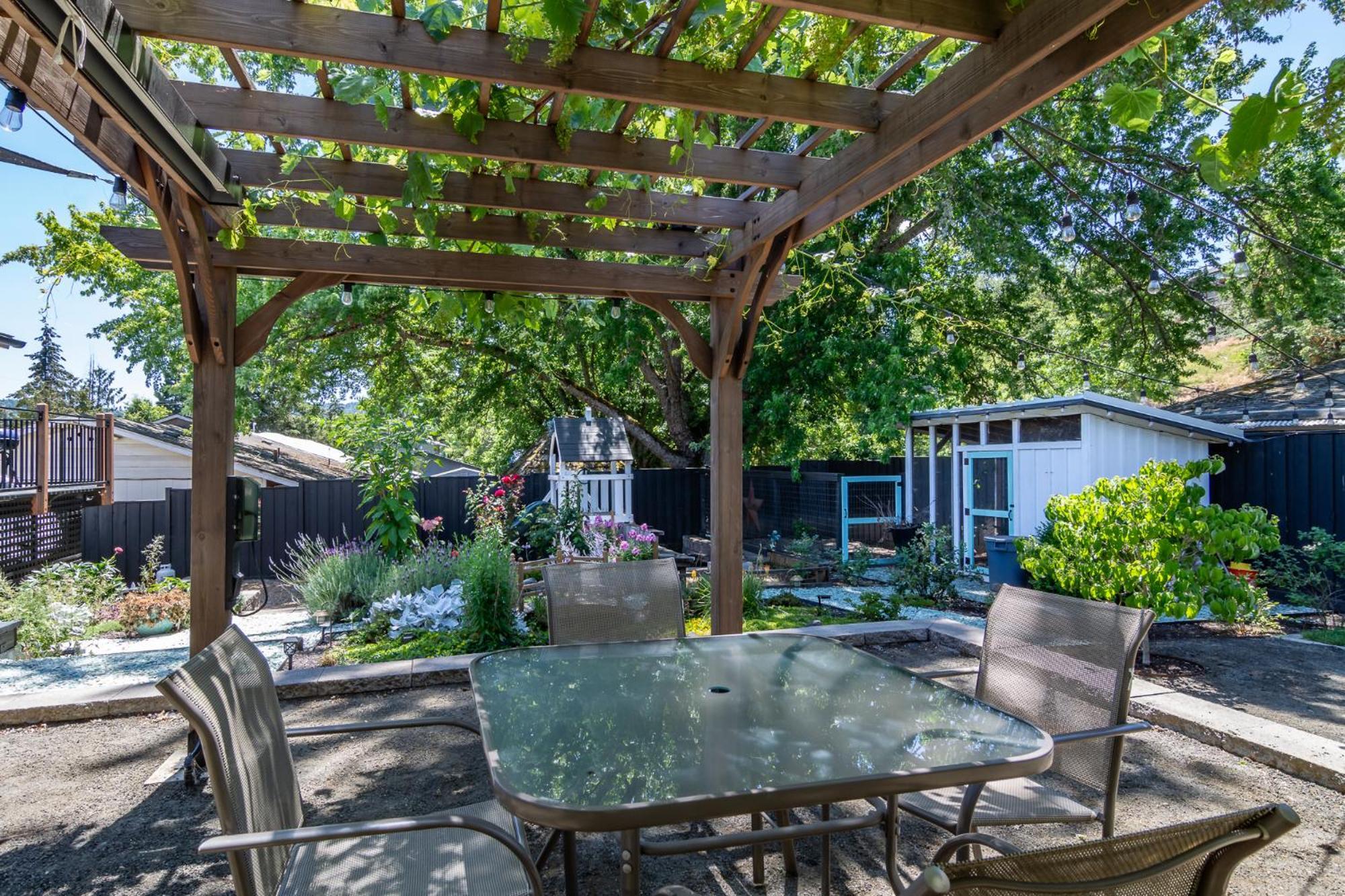Chic Rv Retreat, Stunning Yard In Roseburg Hotel Exterior photo