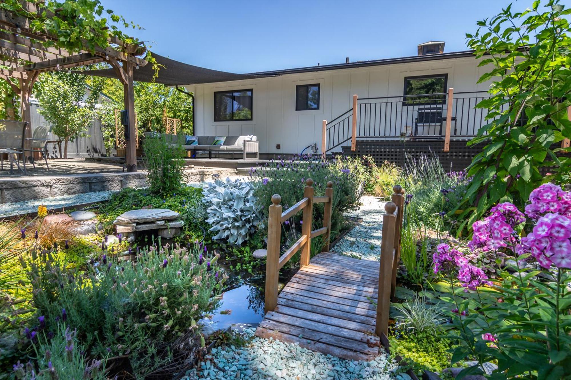 Chic Rv Retreat, Stunning Yard In Roseburg Hotel Exterior photo