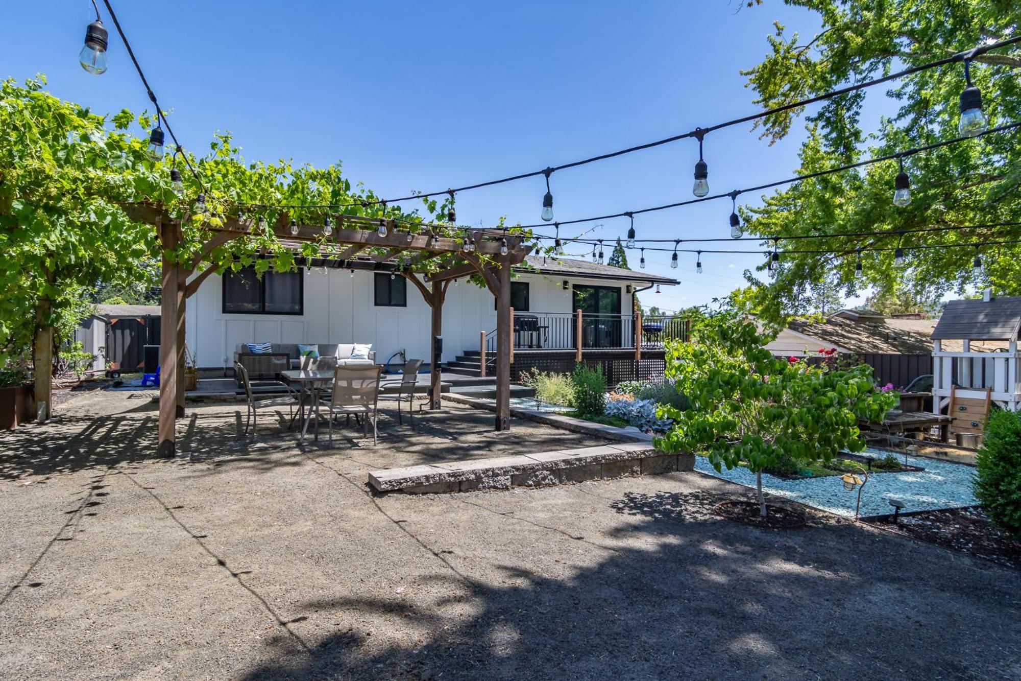 Chic Rv Retreat, Stunning Yard In Roseburg Hotel Exterior photo