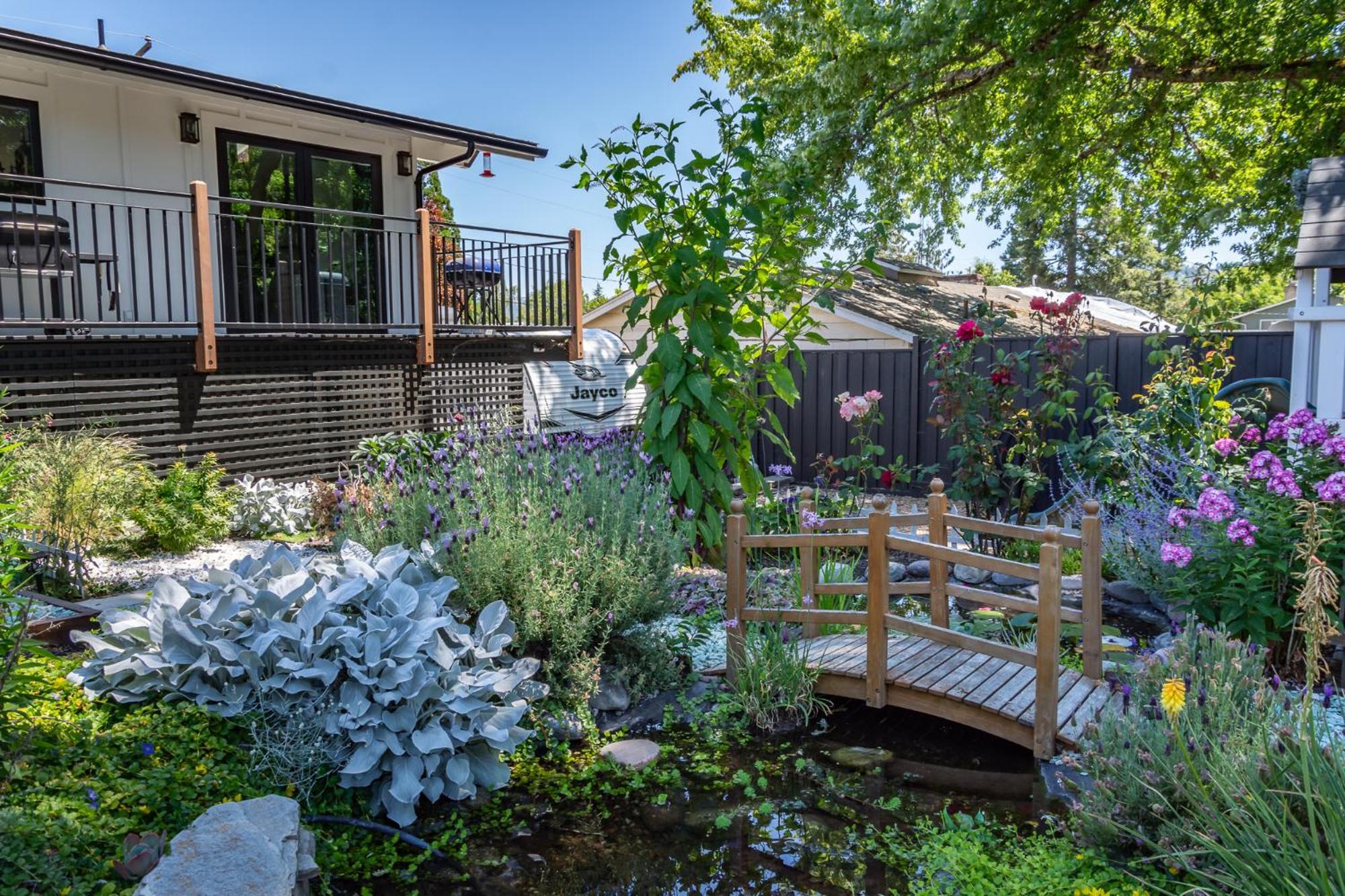 Chic Rv Retreat, Stunning Yard In Roseburg Hotel Exterior photo