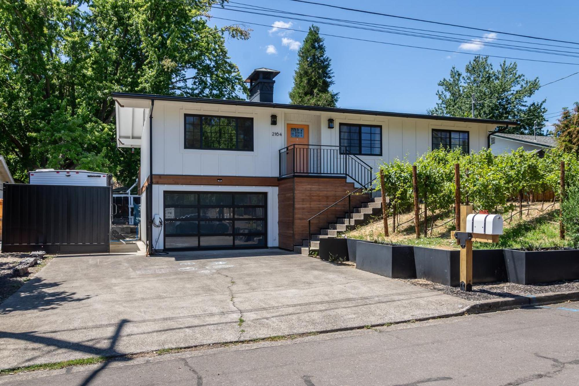 Chic Rv Retreat, Stunning Yard In Roseburg Hotel Exterior photo