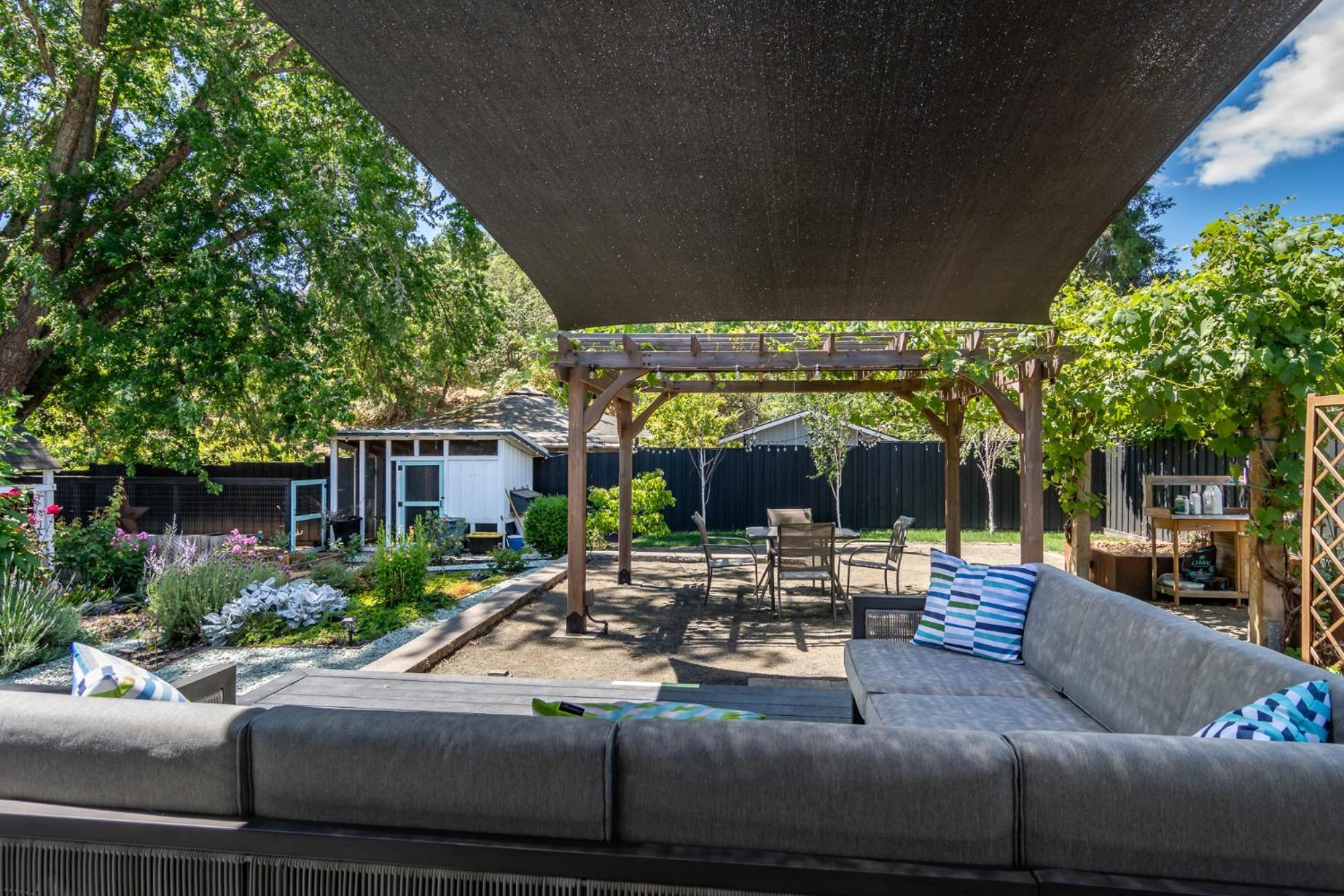 Chic Rv Retreat, Stunning Yard In Roseburg Hotel Exterior photo