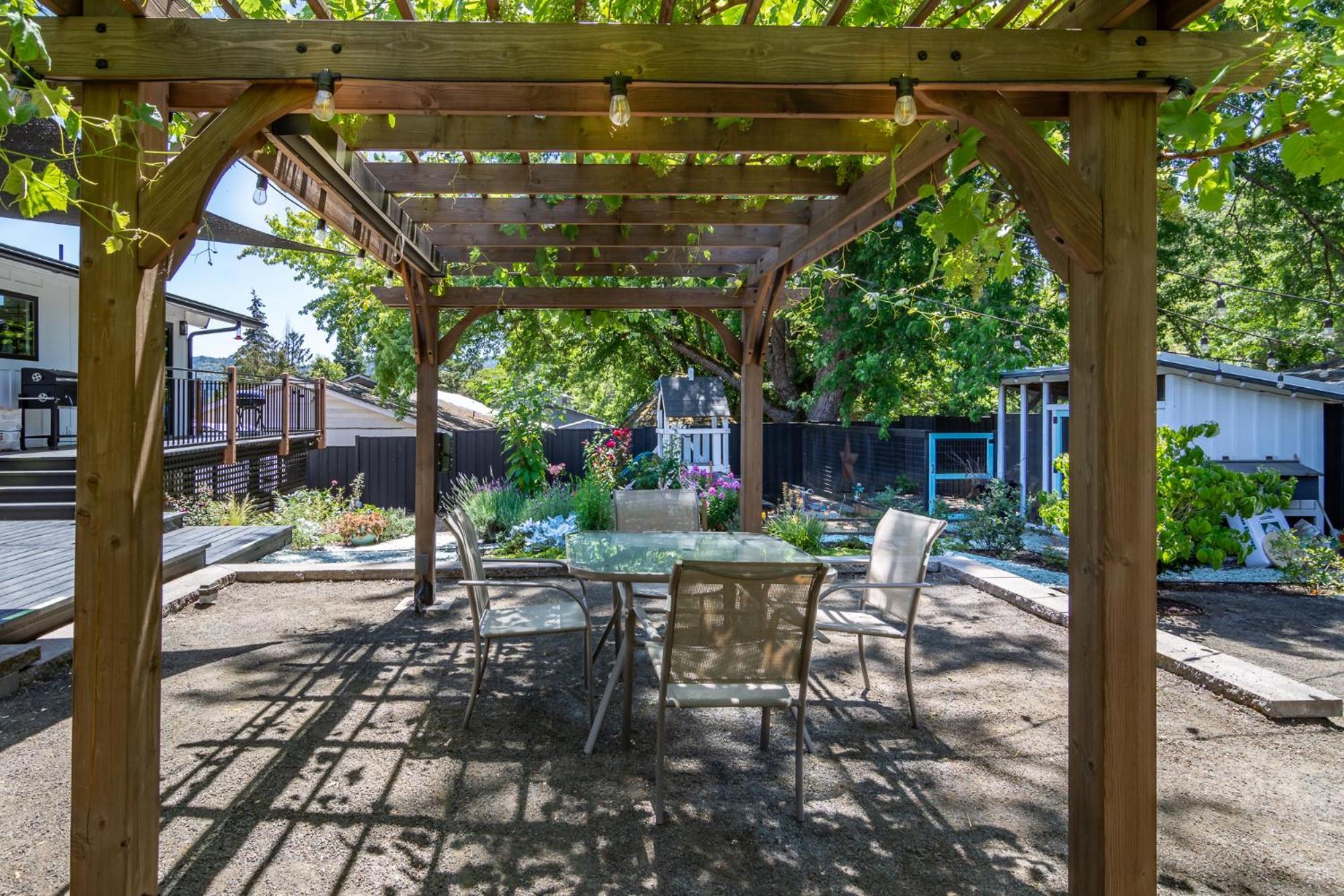Chic Rv Retreat, Stunning Yard In Roseburg Hotel Exterior photo