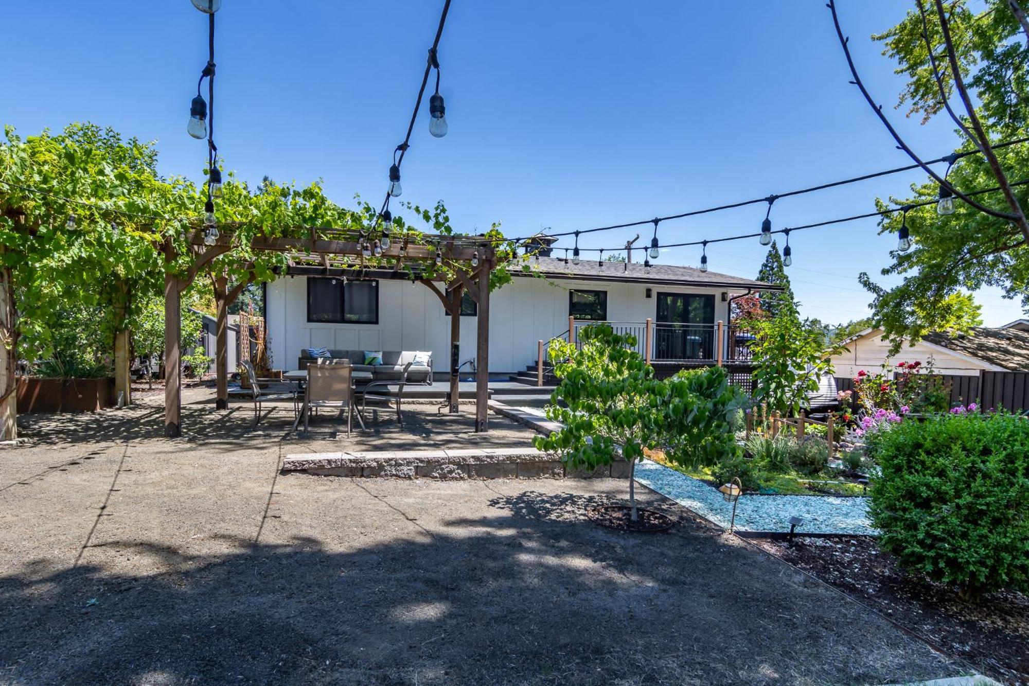 Chic Rv Retreat, Stunning Yard In Roseburg Hotel Exterior photo